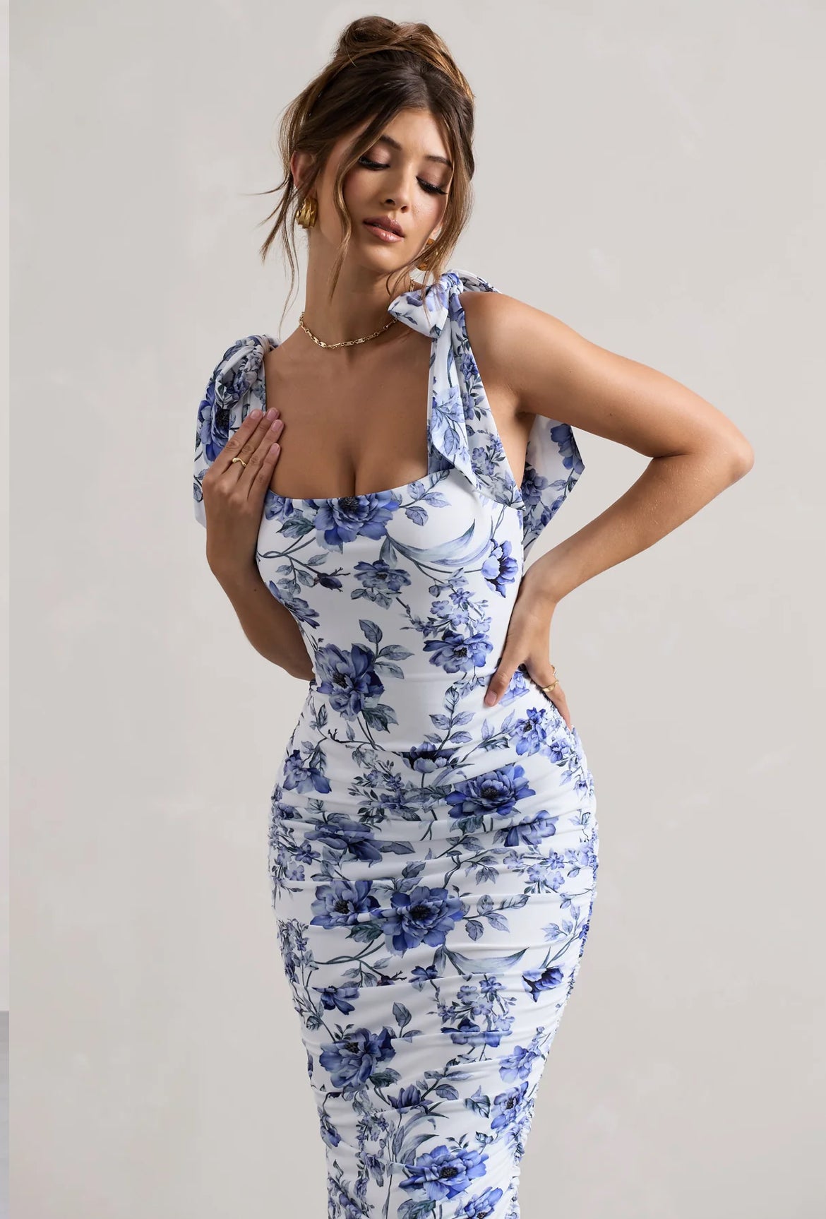 CORDELIA
KUKKAKUVIOLLINEN BODYCON-MIDI-JURKKA KAARIKAHVOILLA